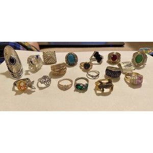 ❌sold❌Lot of  17 New &  Preowned Costume Fashion Jewelry Rings. Various Size
